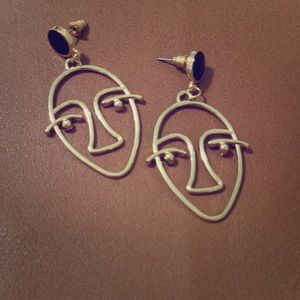 Interesting Earrings. 👩‍🎨